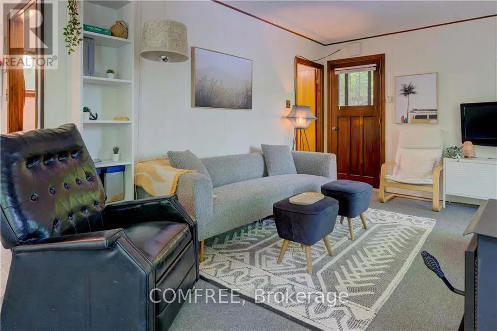 199 West Devil Lake Lane, Frontenac (Frontenac South), ON - Indoor Photo Showing Living Room