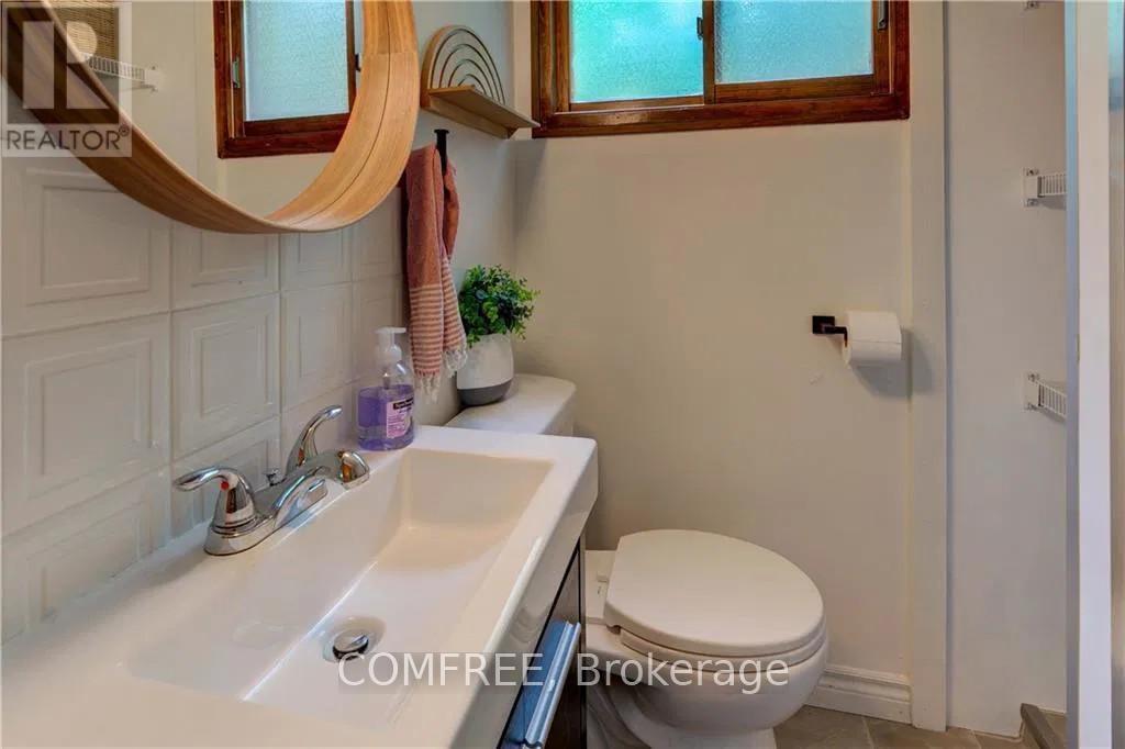 199 West Devil Lake Lane, Frontenac (Frontenac South), ON - Indoor Photo Showing Bathroom