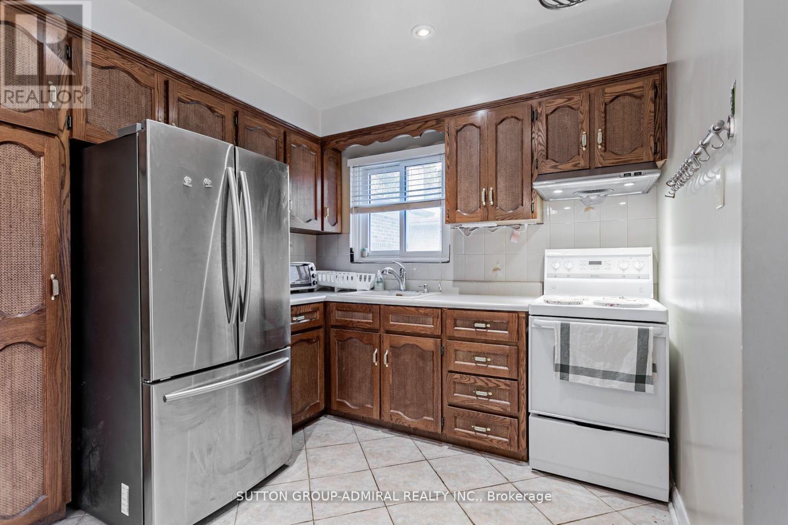 Upper - 102 Cornwall Road, Brampton, ON - Indoor Photo Showing Kitchen