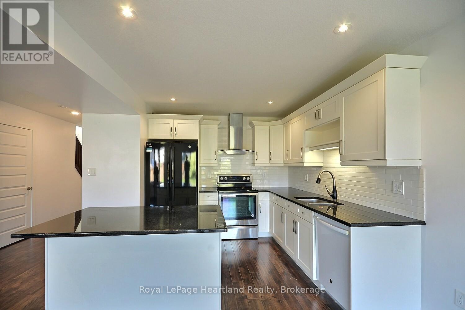 371 Beech Street, Lucan Biddulph (Lucan), ON - Indoor Photo Showing Kitchen With Double Sink With Upgraded Kitchen