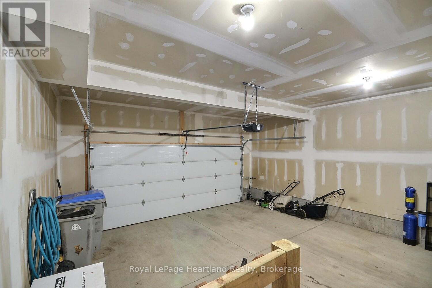 371 Beech Street, Lucan Biddulph (Lucan), ON - Indoor Photo Showing Garage
