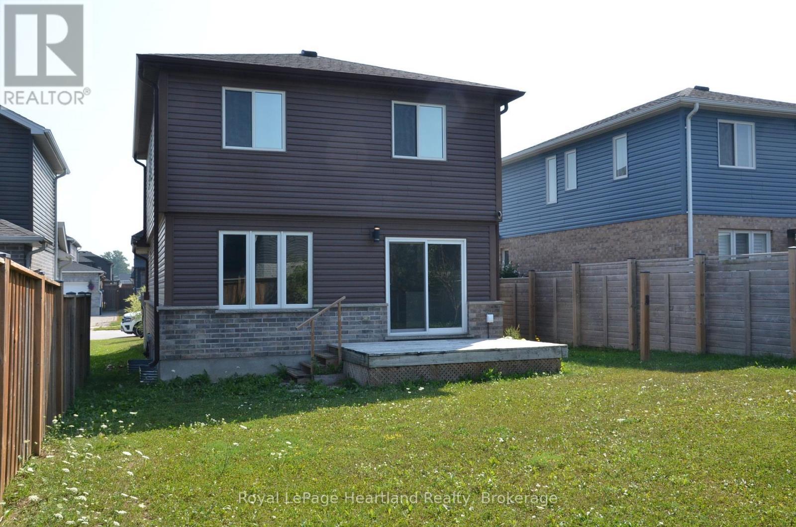 371 Beech Street, Lucan Biddulph (Lucan), ON - Outdoor With Exterior