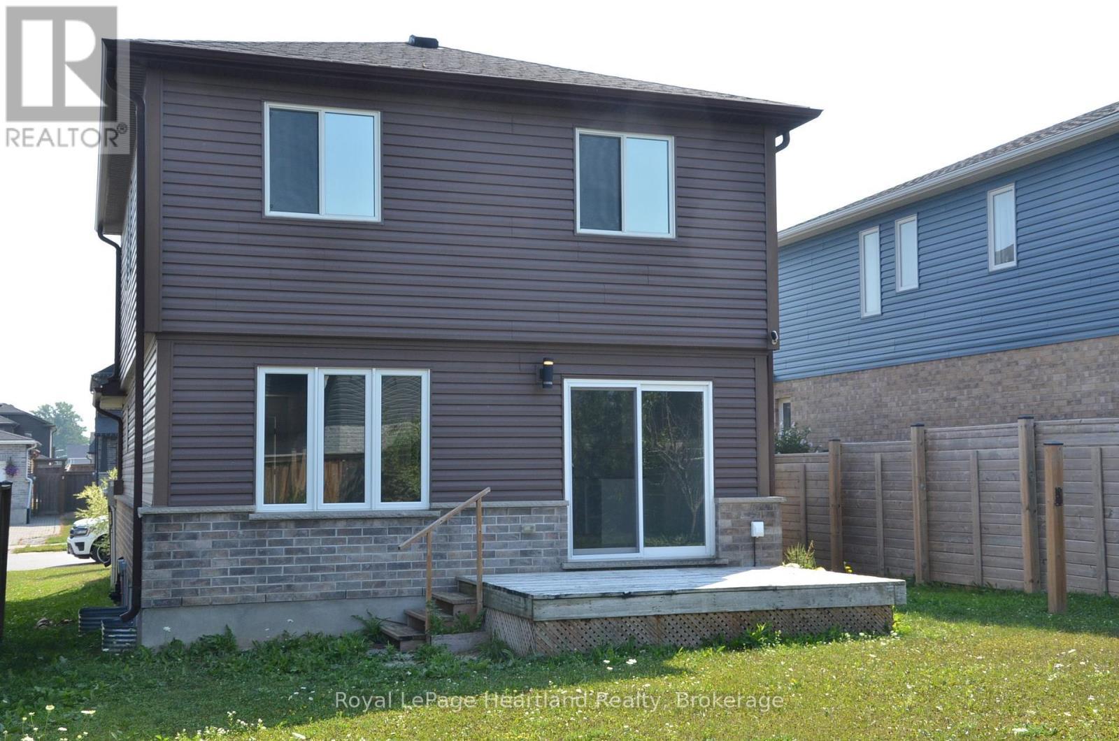 371 Beech Street, Lucan Biddulph (Lucan), ON - Outdoor With Exterior