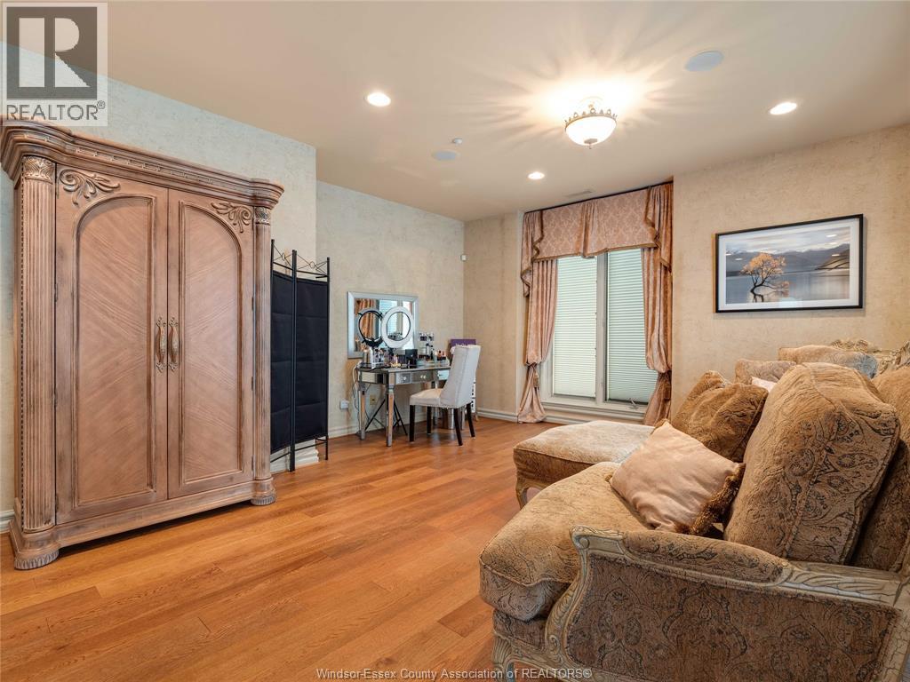 318 Crystal Bay Drive, Amherstburg, ON - Indoor Photo Showing Living Room