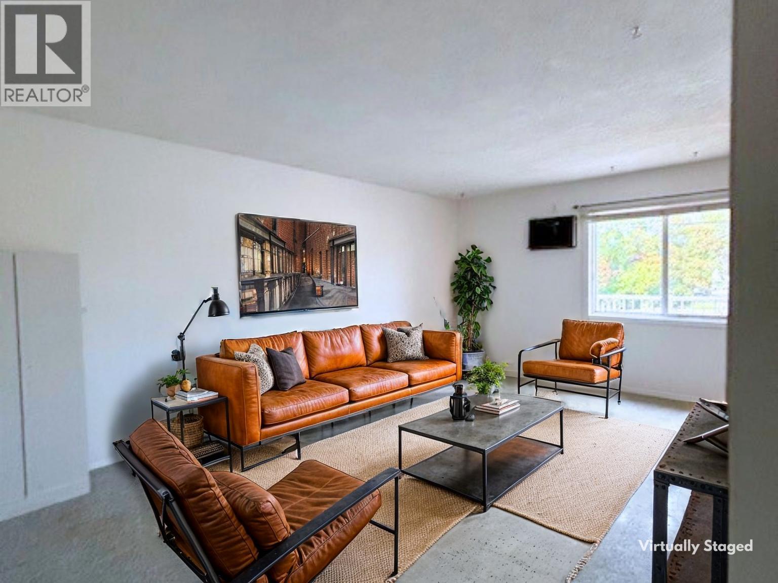 3710 25 Avenue, Vernon, BC - Indoor Photo Showing Living Room