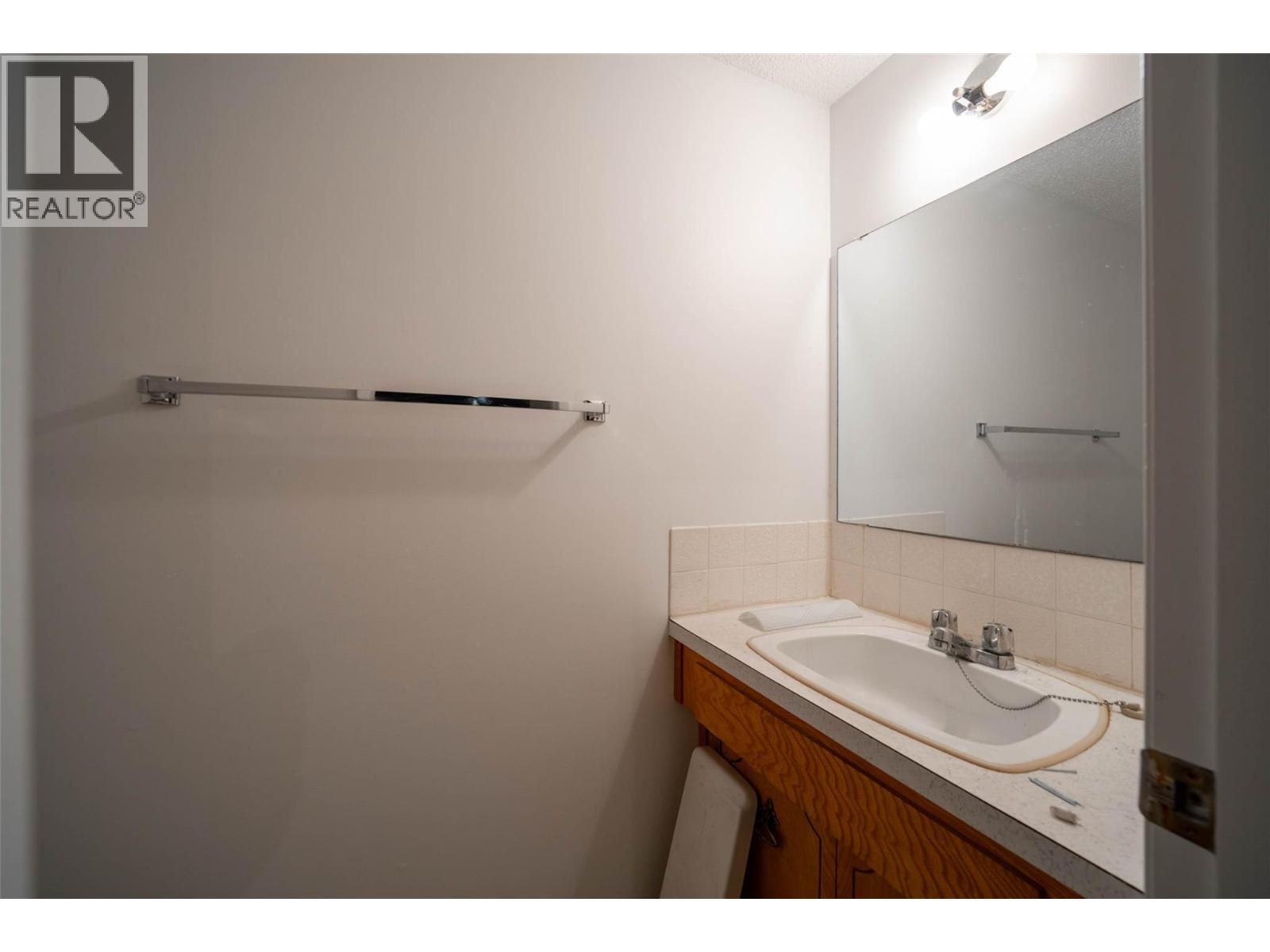 3710 25 Avenue, Vernon, BC - Indoor Photo Showing Bathroom