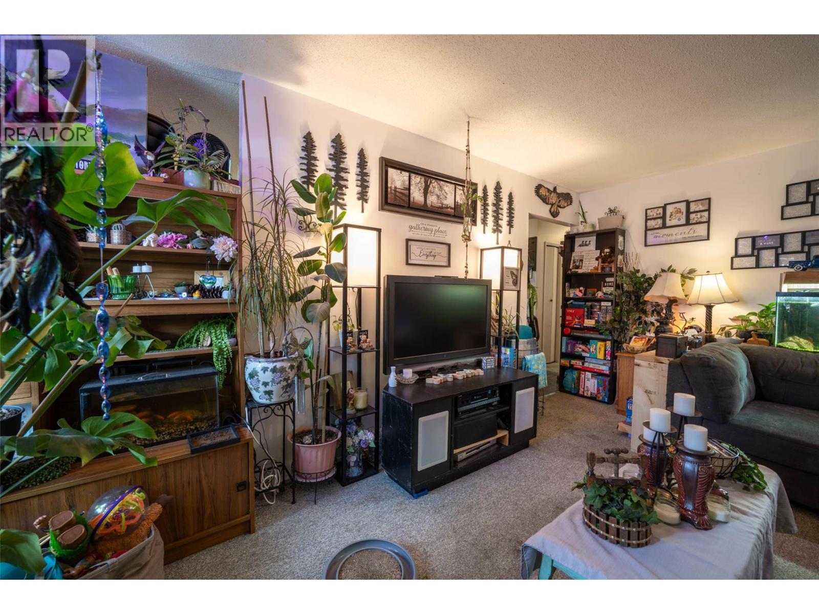 3710 25 Avenue, Vernon, BC - Indoor Photo Showing Living Room