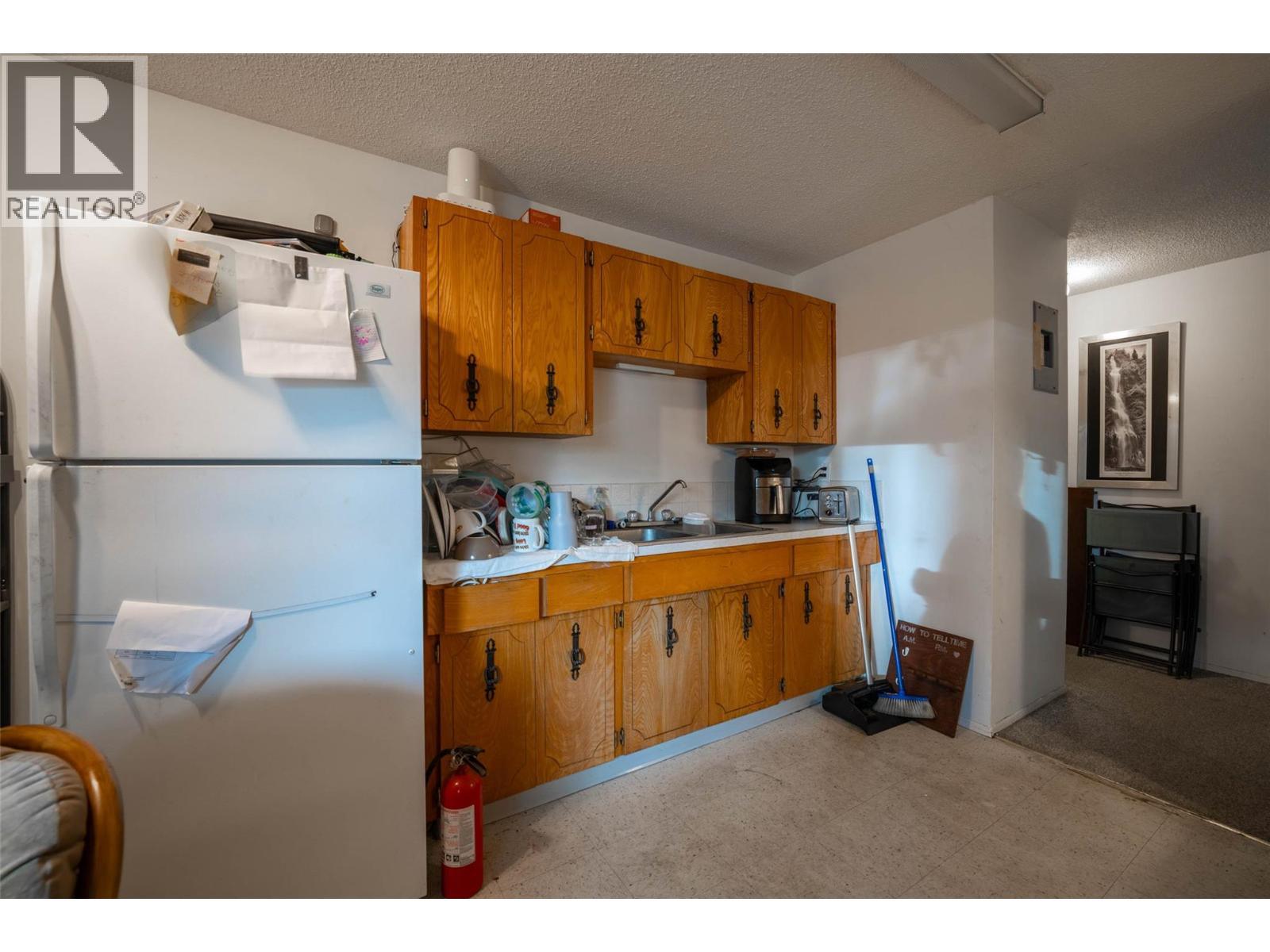3710 25 Avenue, Vernon, BC - Indoor Photo Showing Kitchen With Double Sink