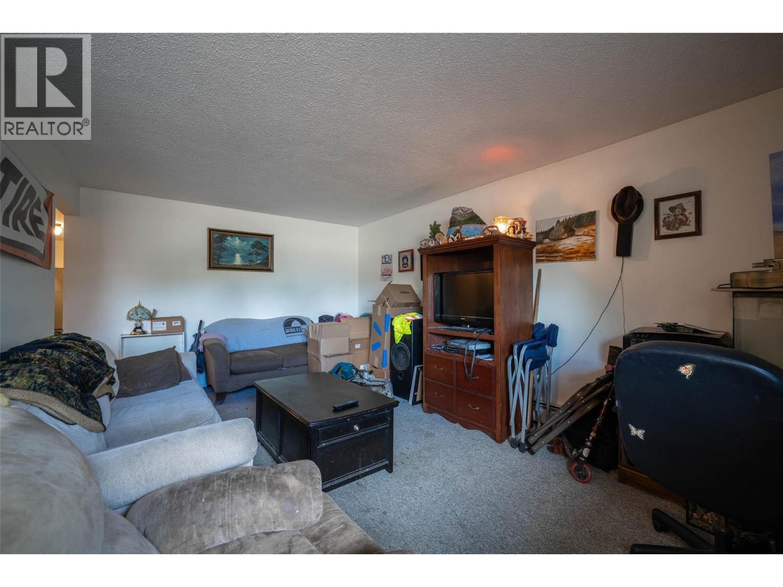 3710 25 Avenue, Vernon, BC - Indoor Photo Showing Living Room