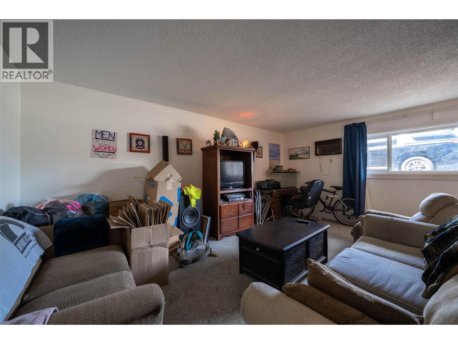 3710 25 Avenue, Vernon, BC - Indoor Photo Showing Living Room