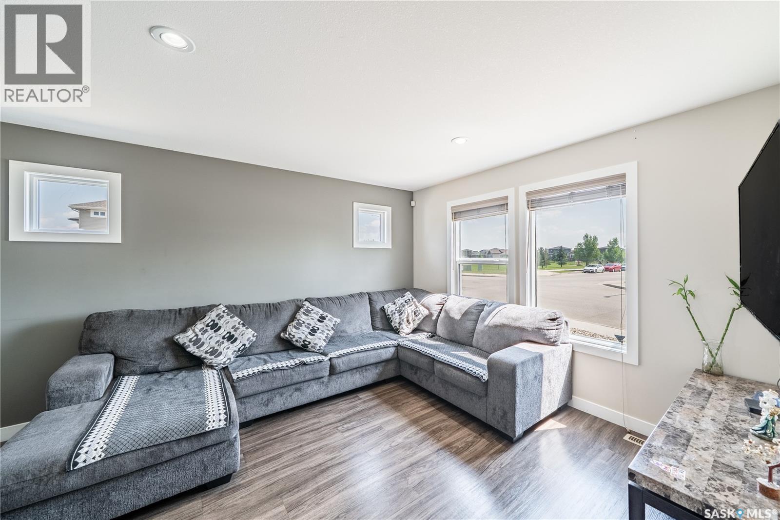 5500 Tutor Way, Regina, SK - Indoor Photo Showing Living Room