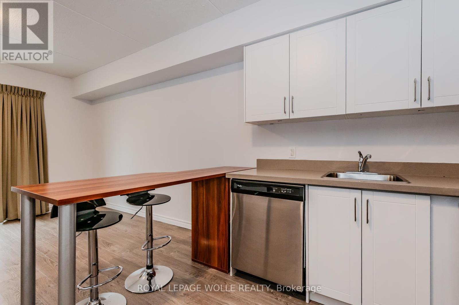 207 - 321 Spruce Street S, Waterloo, ON - Indoor Photo Showing Kitchen