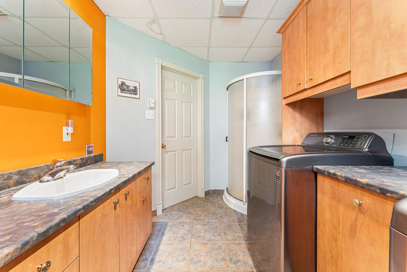 Salle de lavage - 238 Rue Ovila-Bergeron, Magog, QC - Indoor Photo Showing Laundry Room