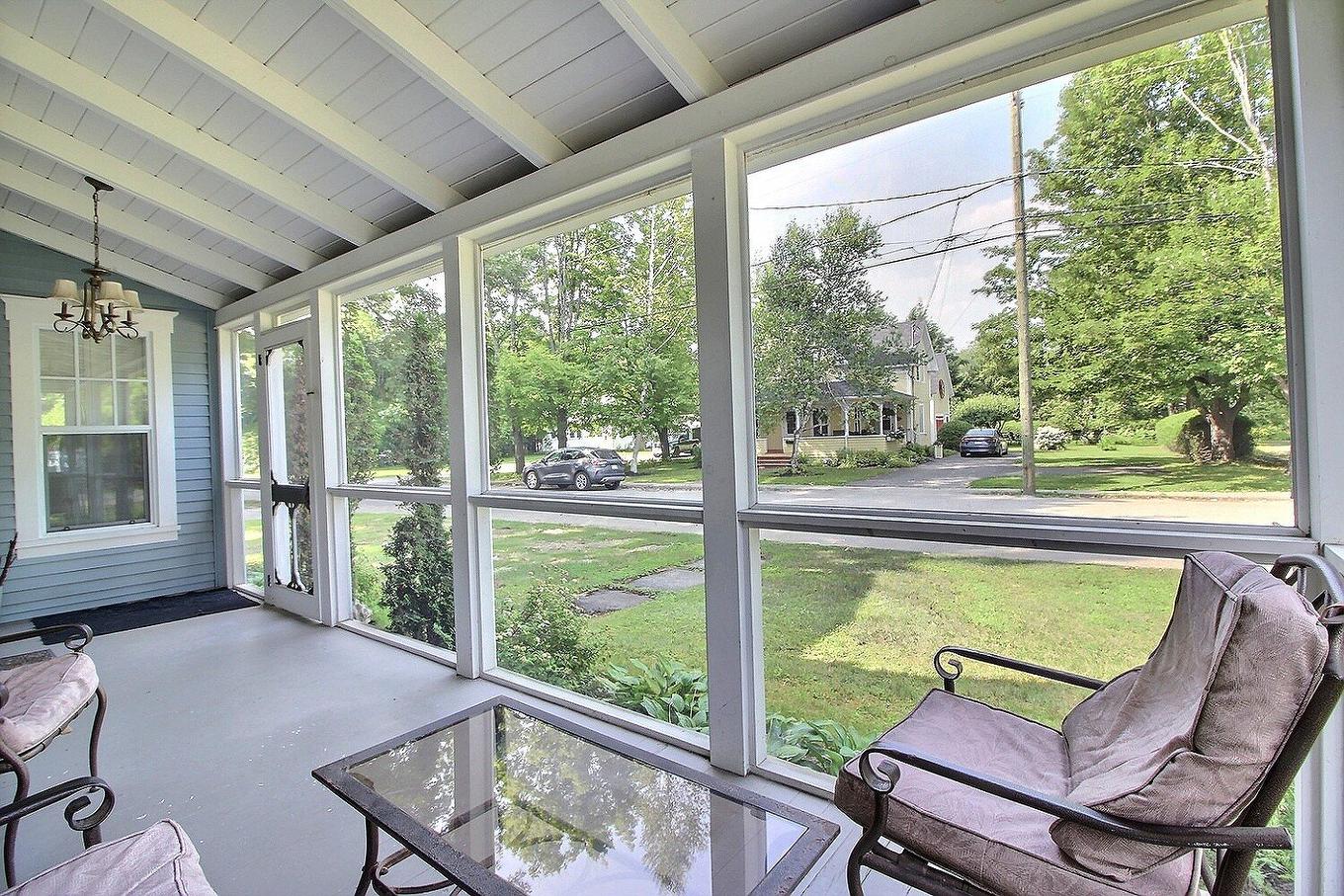 Veranda - 890 Rue Clough, Ayer'S Cliff, QC - With Exterior