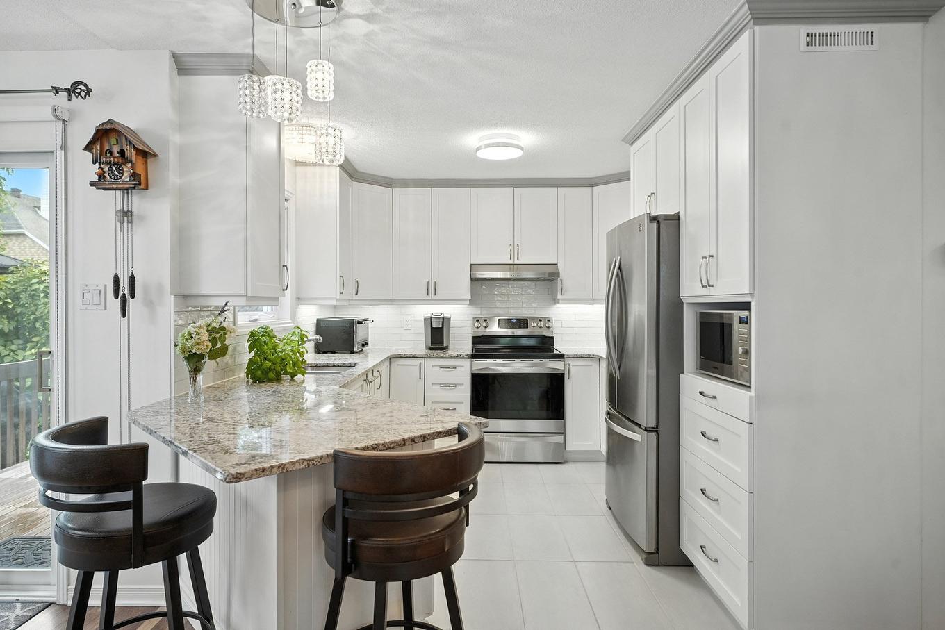 Coin-repas - 305 Rue De Cannes, Gatineau (Gatineau), QC - Indoor Photo Showing Kitchen With Upgraded Kitchen