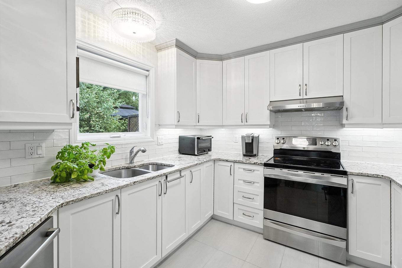 Cuisine - 305 Rue De Cannes, Gatineau (Gatineau), QC - Indoor Photo Showing Kitchen With Double Sink With Upgraded Kitchen