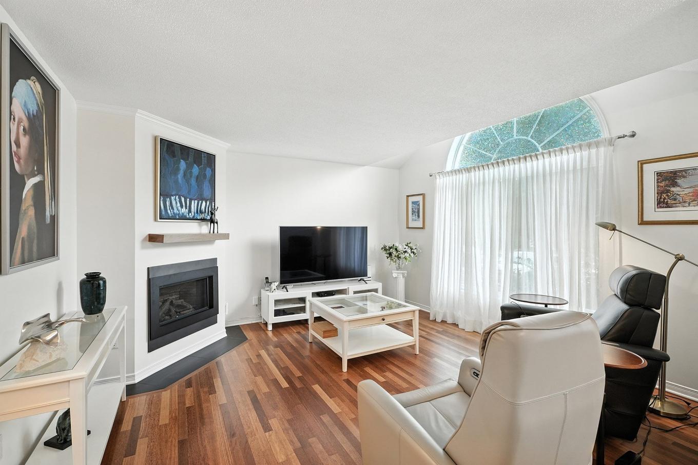 Salon - 305 Rue De Cannes, Gatineau (Gatineau), QC - Indoor Photo Showing Living Room With Fireplace