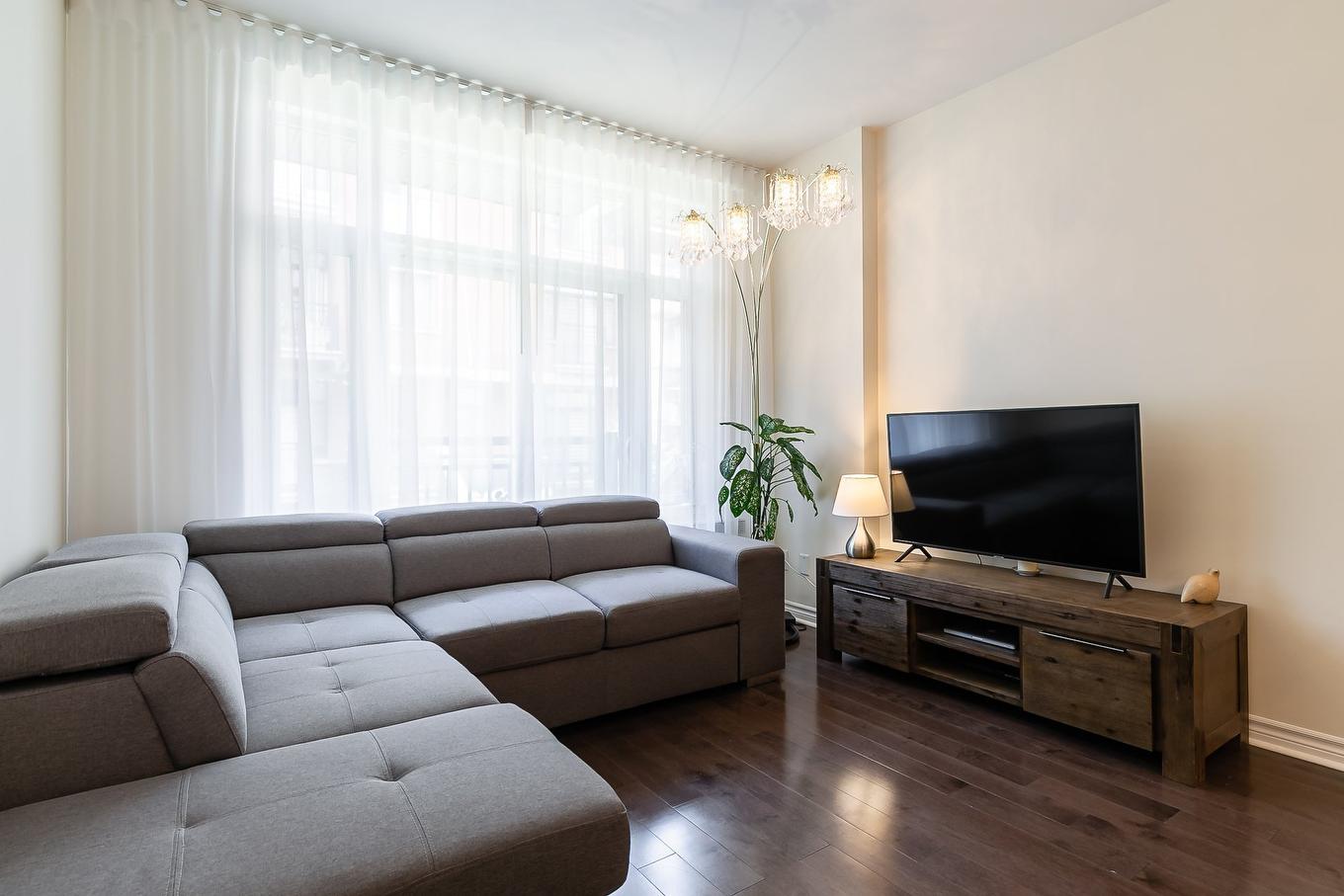 Living room - 2-2244 Rue Victoria, Montréal (Lachine), QC - Indoor Photo Showing Living Room