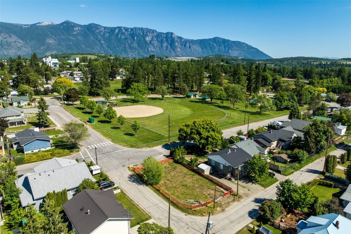 520 8Th Avenue, Creston, BC