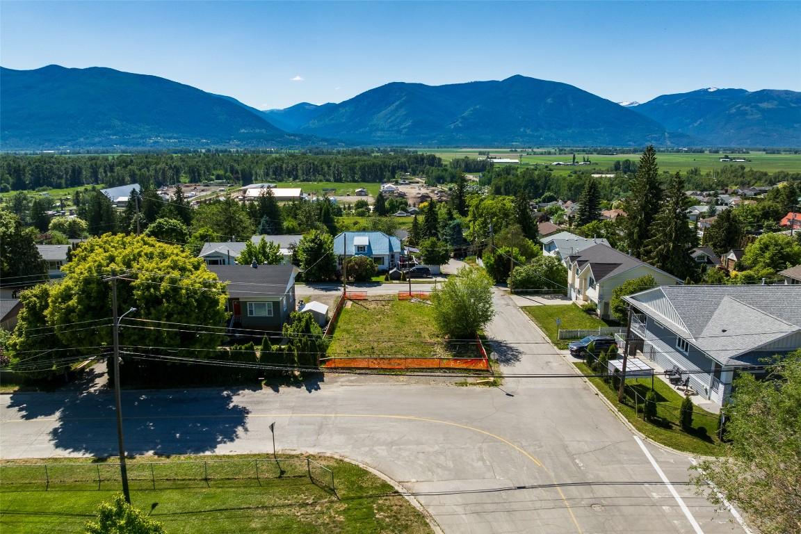 520 8Th Avenue, Creston, BC