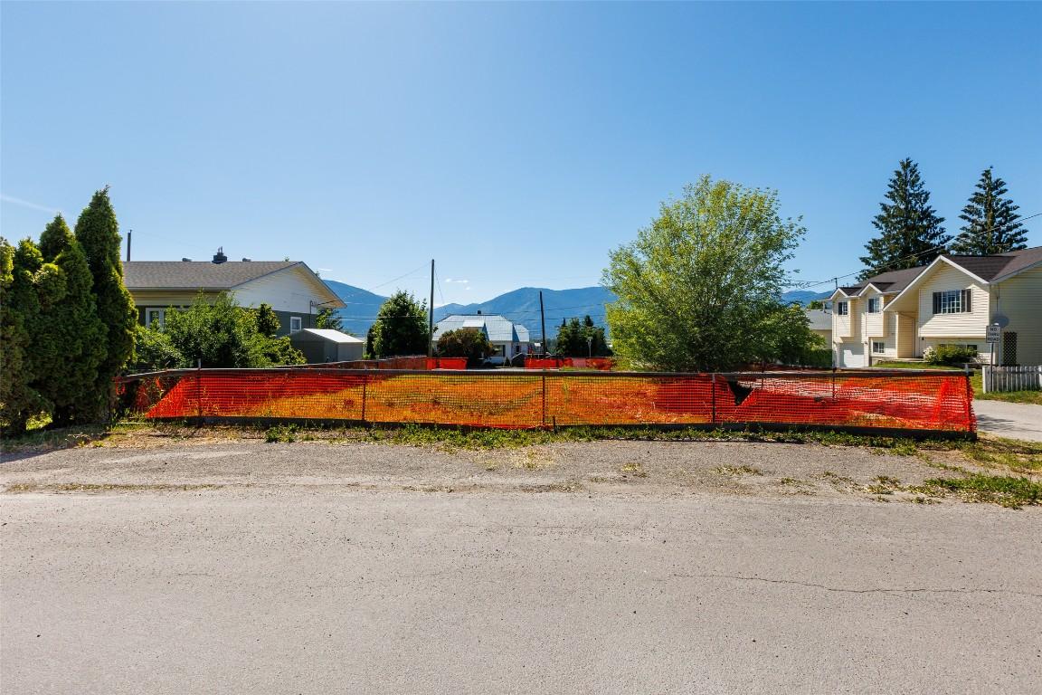 520 8Th Avenue, Creston, BC