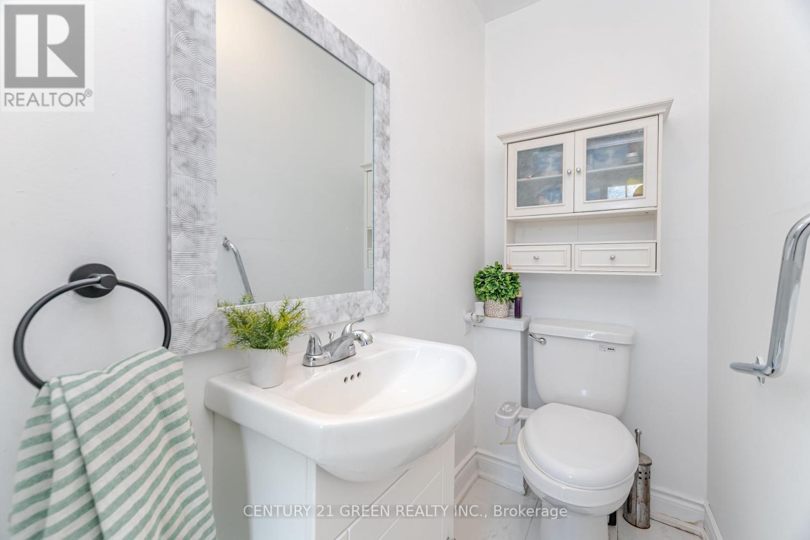 61 Stirton Street, Hamilton, ON - Indoor Photo Showing Bathroom