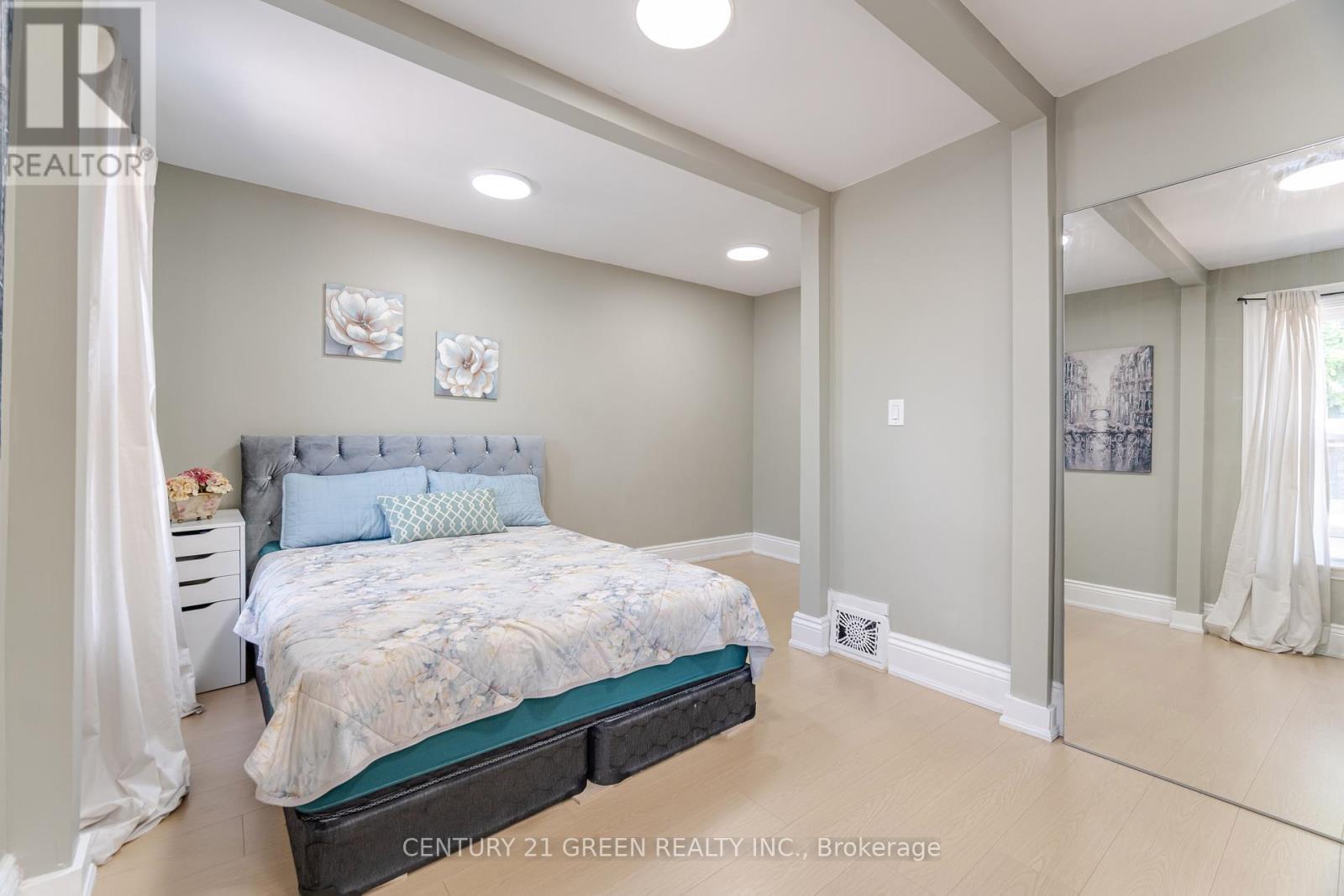 61 Stirton Street, Hamilton, ON - Indoor Photo Showing Bedroom
