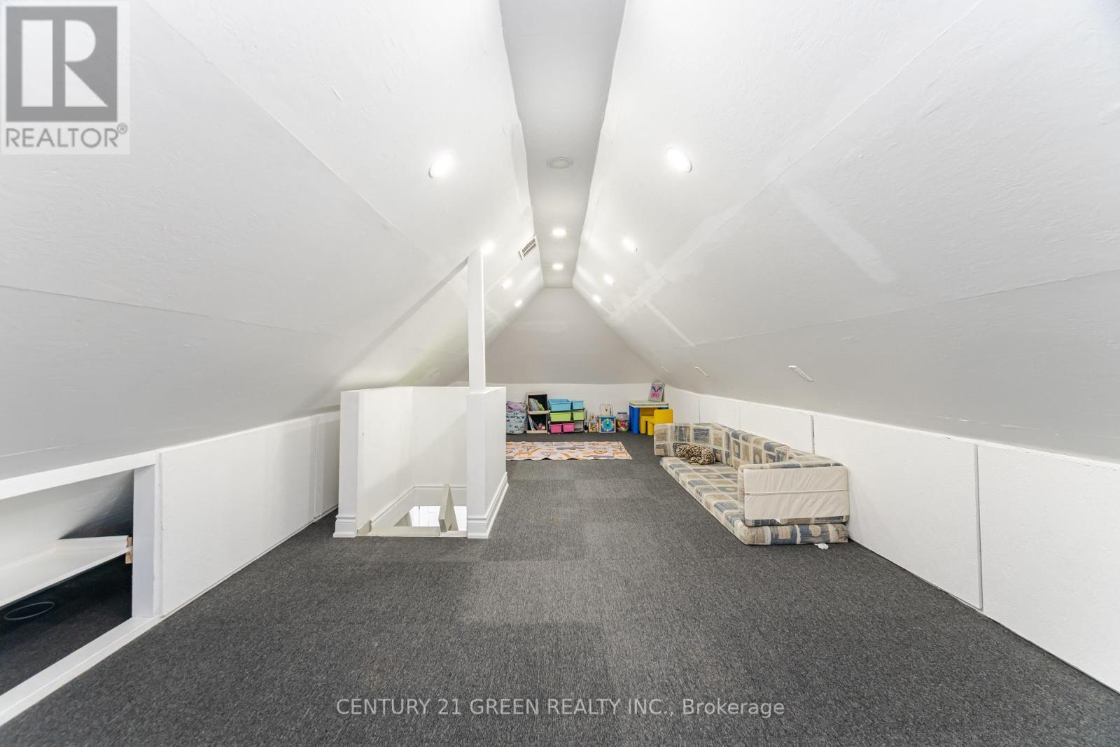 61 Stirton Street, Hamilton, ON - Indoor Photo Showing Other Room