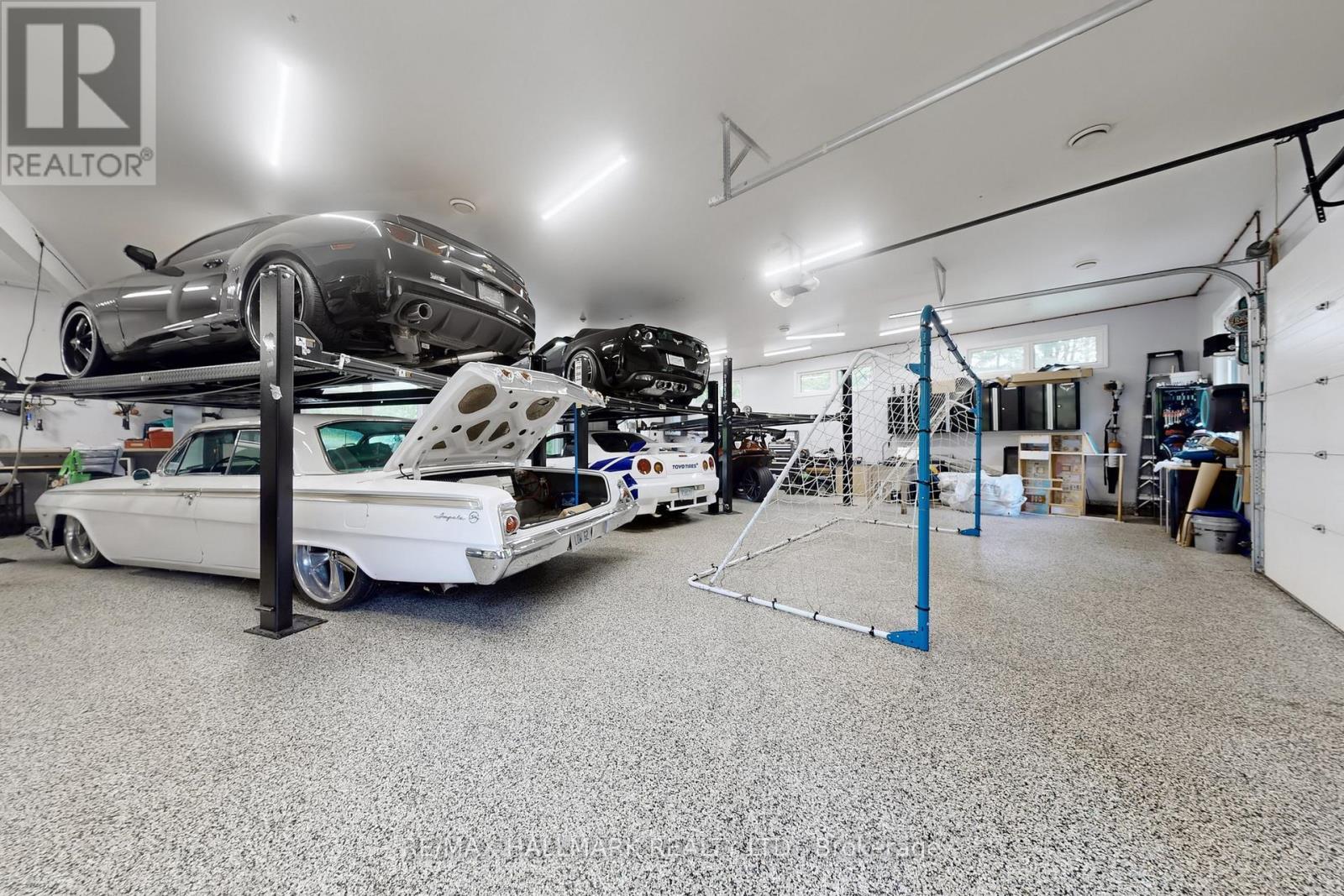 11 Loggers Trail, Whitchurch-Stouffville, ON - Indoor Photo Showing Garage