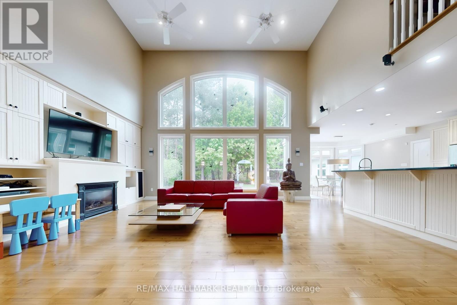 11 Loggers Trail, Whitchurch-Stouffville, ON - Indoor Photo Showing Living Room With Fireplace