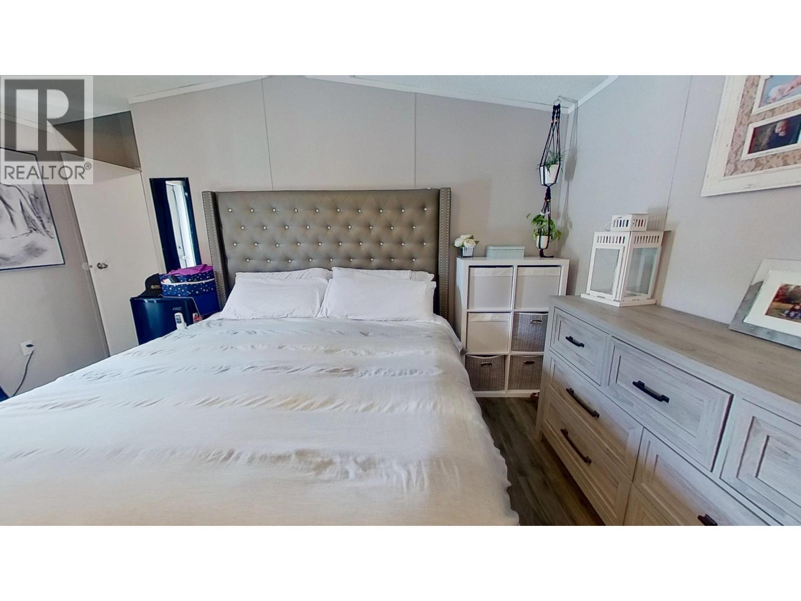 9801 97 Street, Taylor, BC - Indoor Photo Showing Bedroom