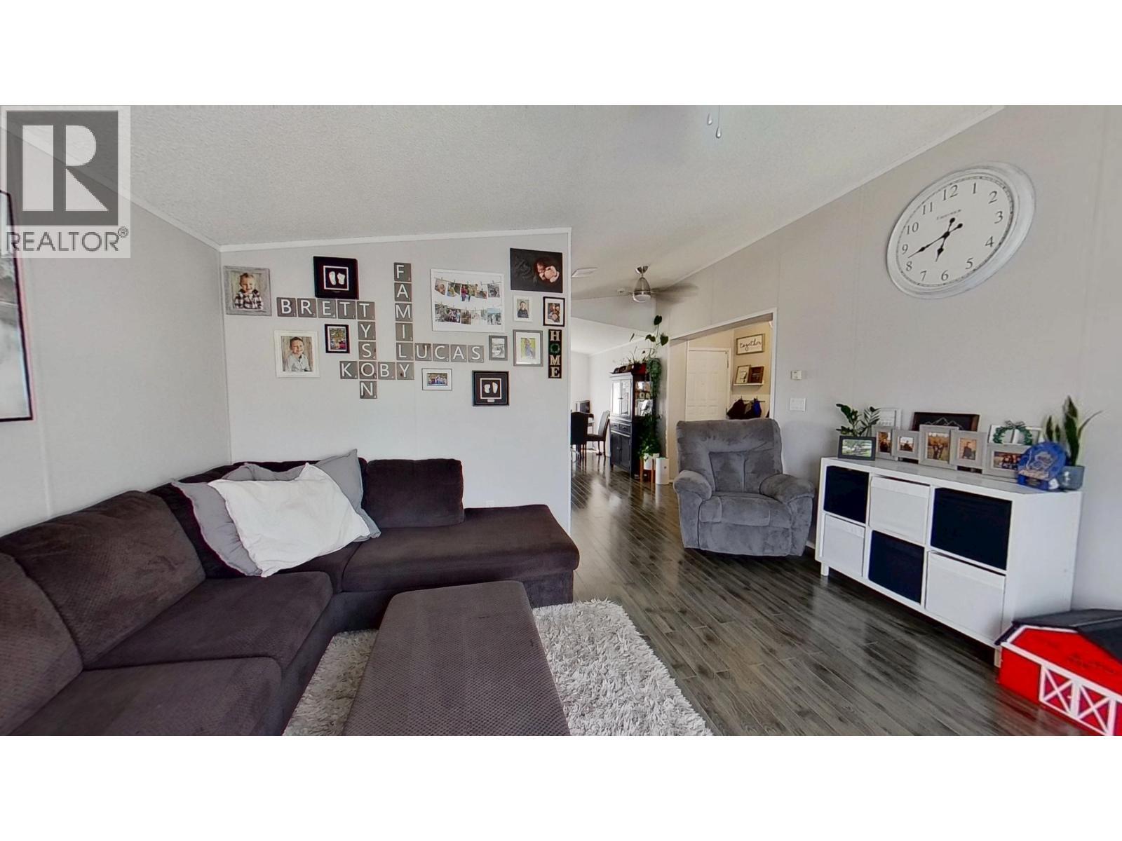 9801 97 Street, Taylor, BC - Indoor Photo Showing Living Room