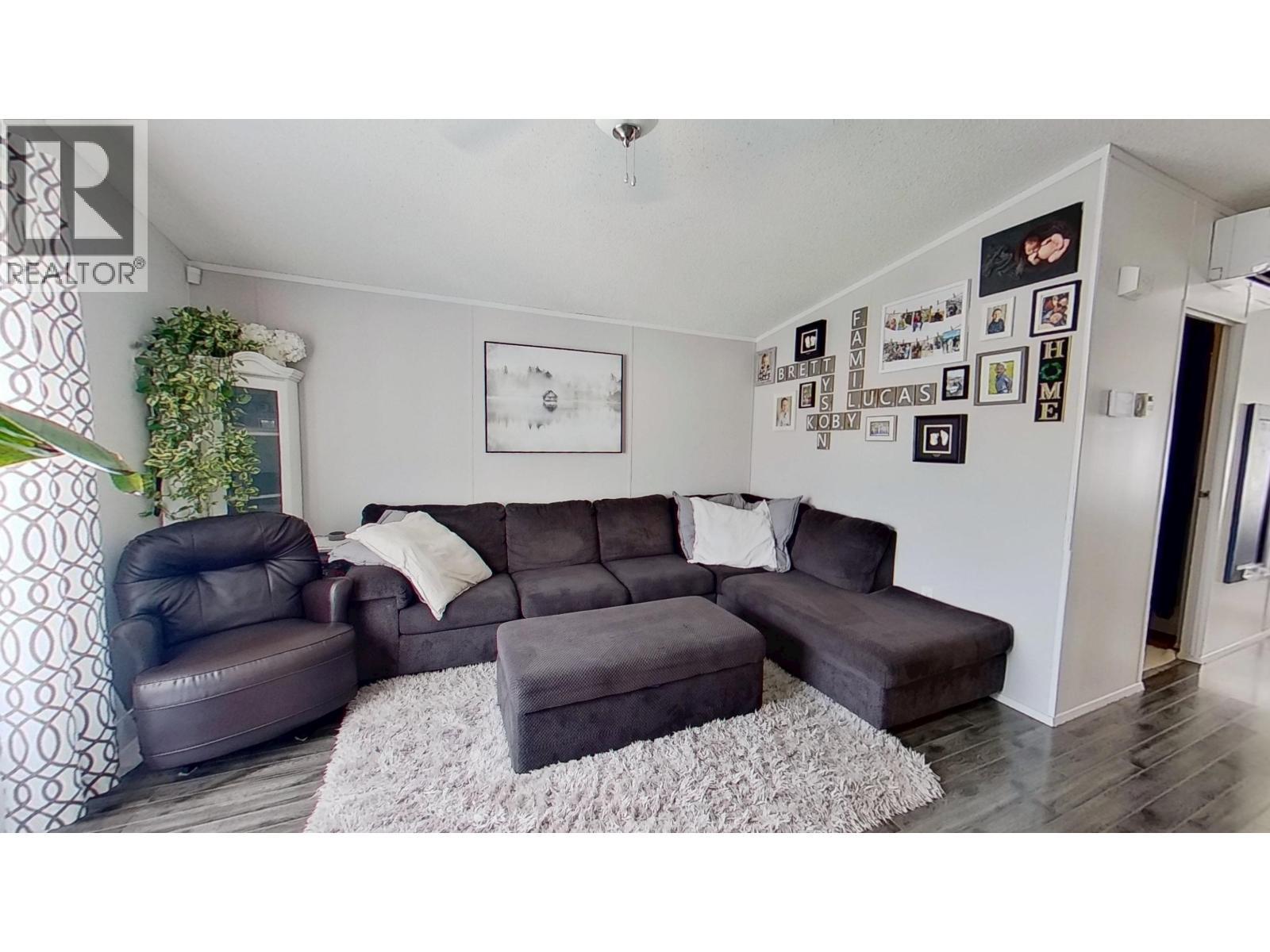 9801 97 Street, Taylor, BC - Indoor Photo Showing Living Room