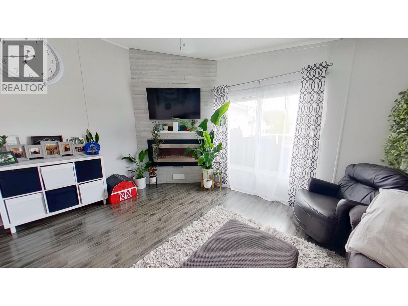 9801 97 Street, Taylor, BC - Indoor Photo Showing Living Room