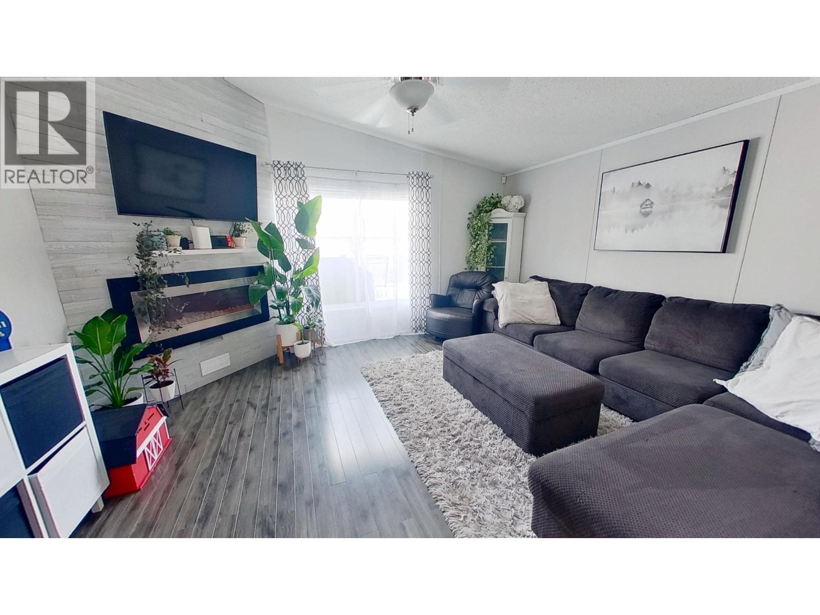 9801 97 Street, Taylor, BC - Indoor Photo Showing Living Room