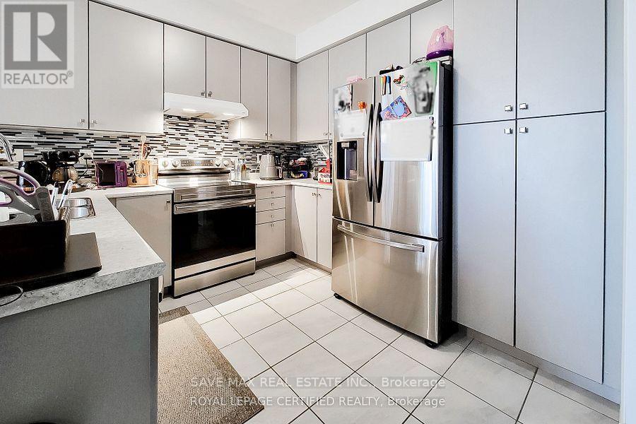 65 Lillian Way, Haldimand, ON - Indoor Photo Showing Kitchen With Double Sink