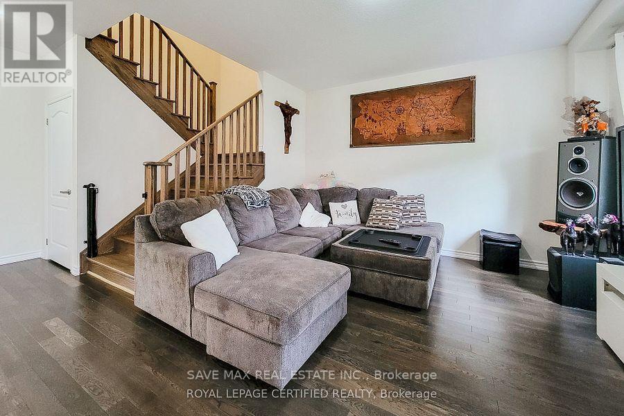 65 Lillian Way, Haldimand, ON - Indoor Photo Showing Living Room
