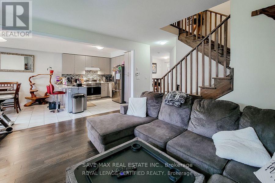 65 Lillian Way, Haldimand, ON - Indoor Photo Showing Living Room