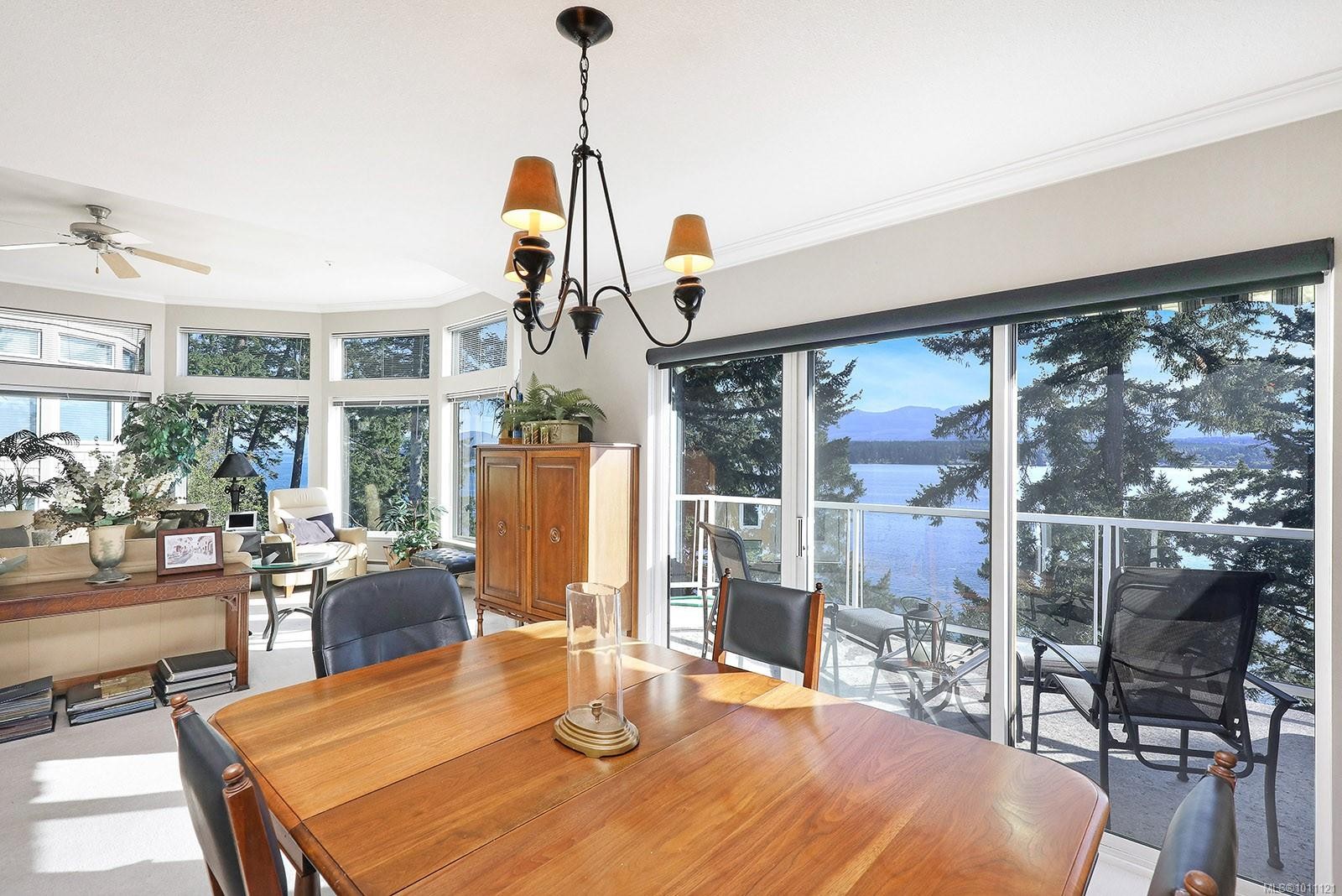 206-2275 Comox Ave, Comox, BC - Indoor Photo Showing Dining Room