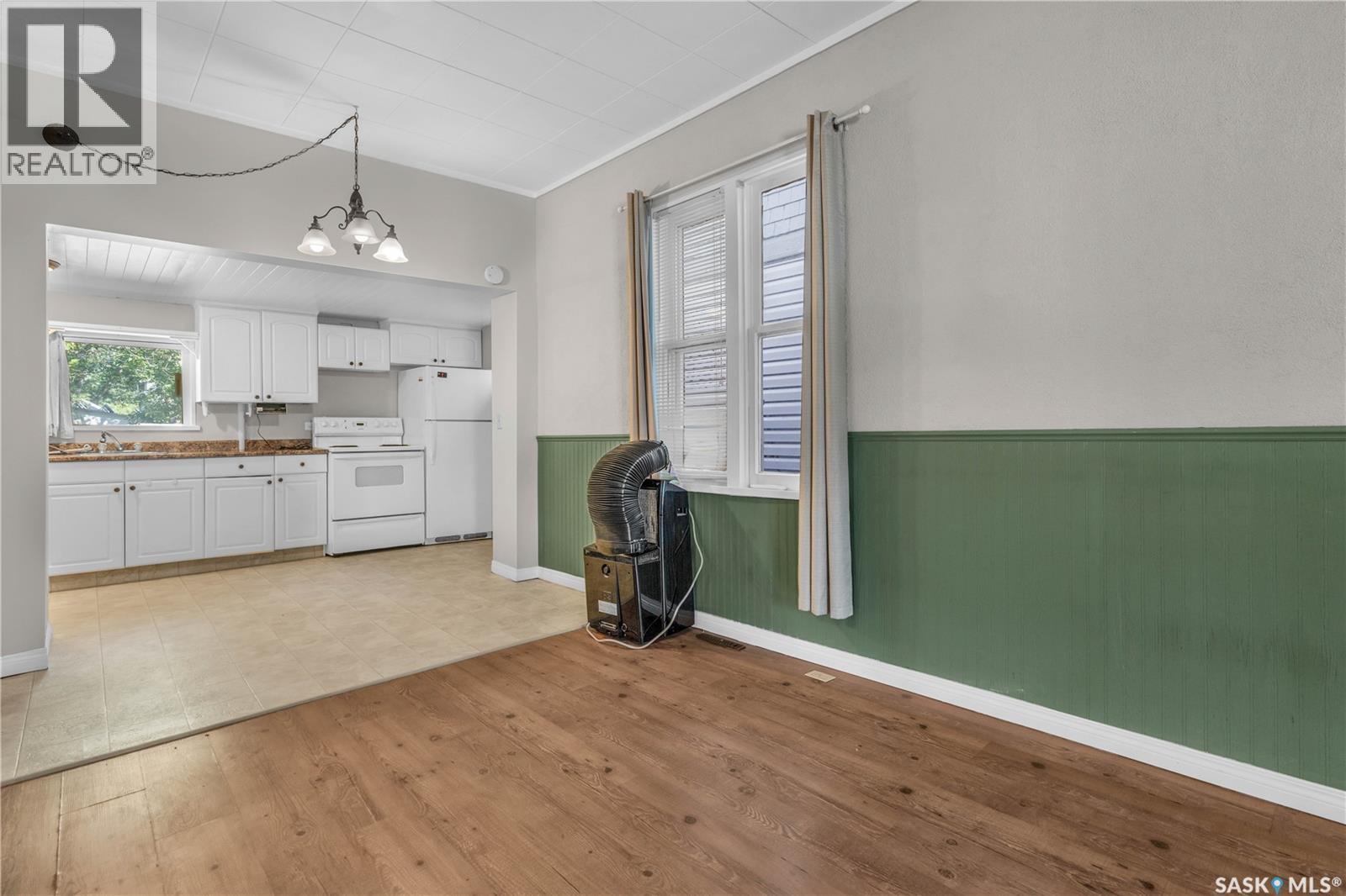 2223 Toronto Street, Regina, SK - Indoor Photo Showing Kitchen