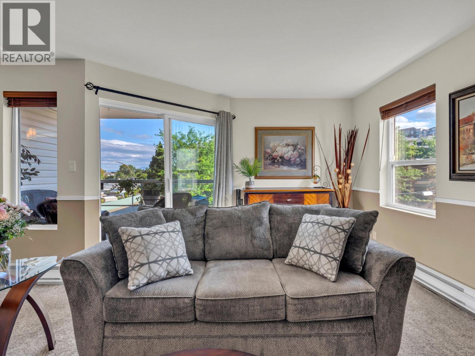 298 Yorkton Avenue Unit# 202, Penticton, BC - Indoor Photo Showing Living Room