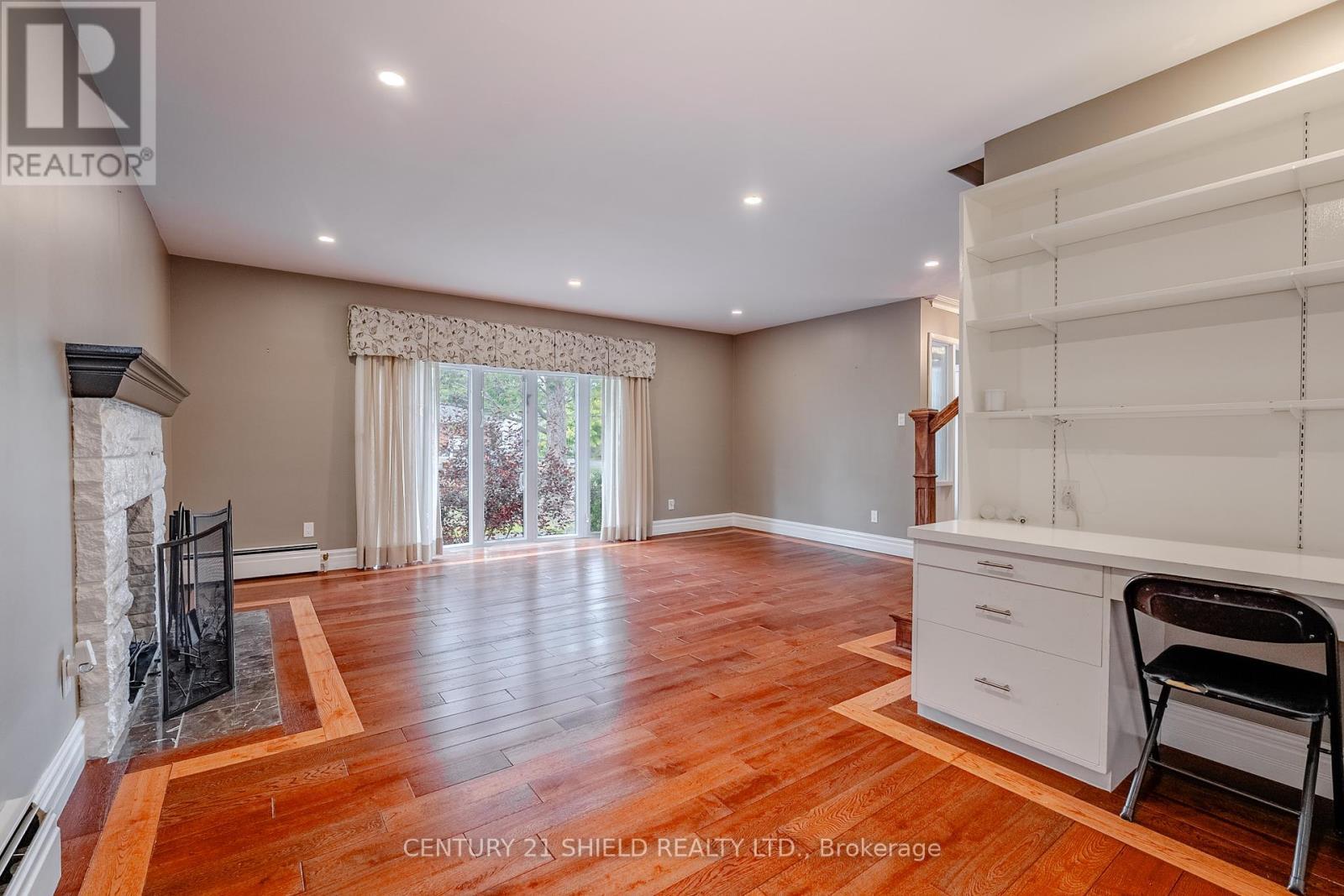 903 Riverdale Avenue, Cornwall, ON - Indoor With Fireplace
