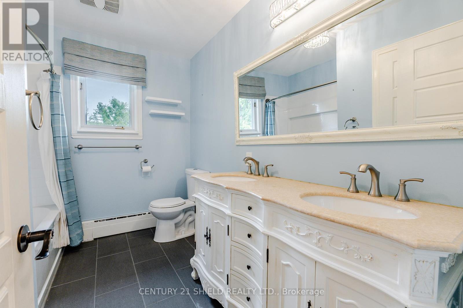903 Riverdale Avenue, Cornwall, ON - Indoor Photo Showing Bathroom