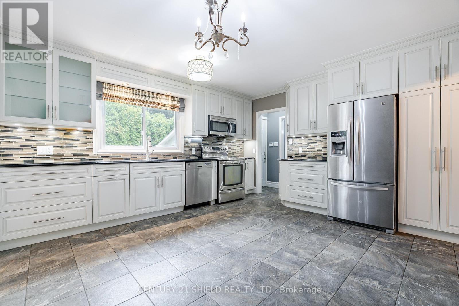 903 Riverdale Avenue, Cornwall, ON - Indoor Photo Showing Kitchen With Upgraded Kitchen