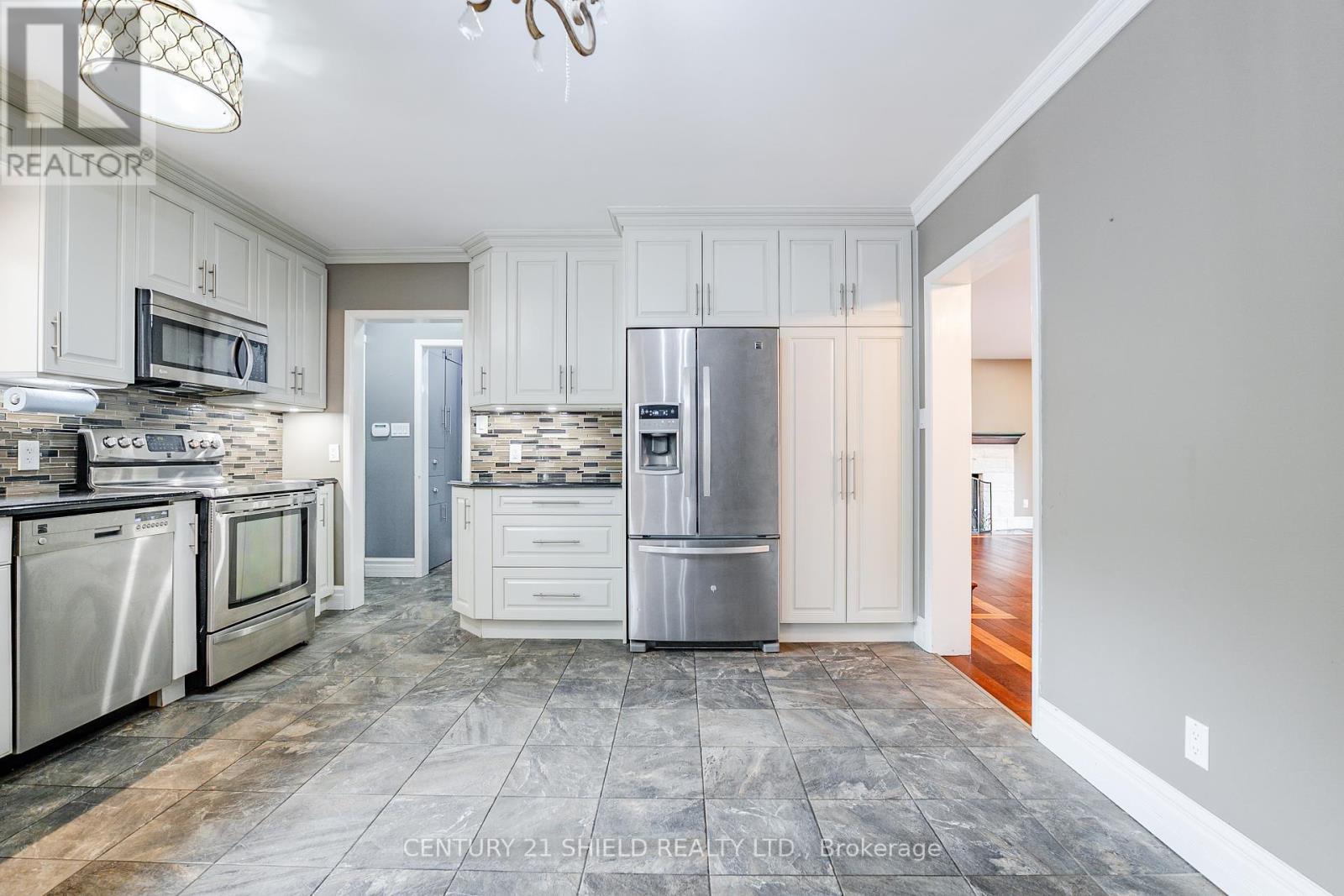 903 Riverdale Avenue, Cornwall, ON - Indoor Photo Showing Kitchen With Upgraded Kitchen