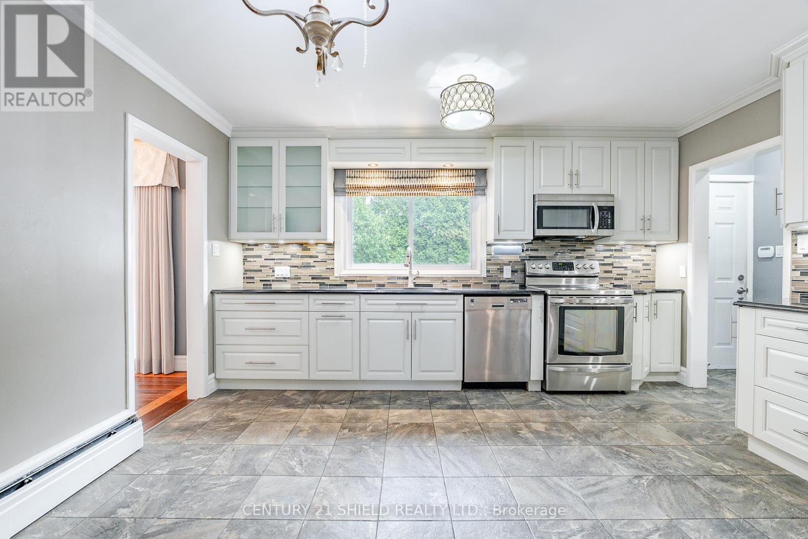 903 Riverdale Avenue, Cornwall, ON - Indoor Photo Showing Kitchen With Upgraded Kitchen