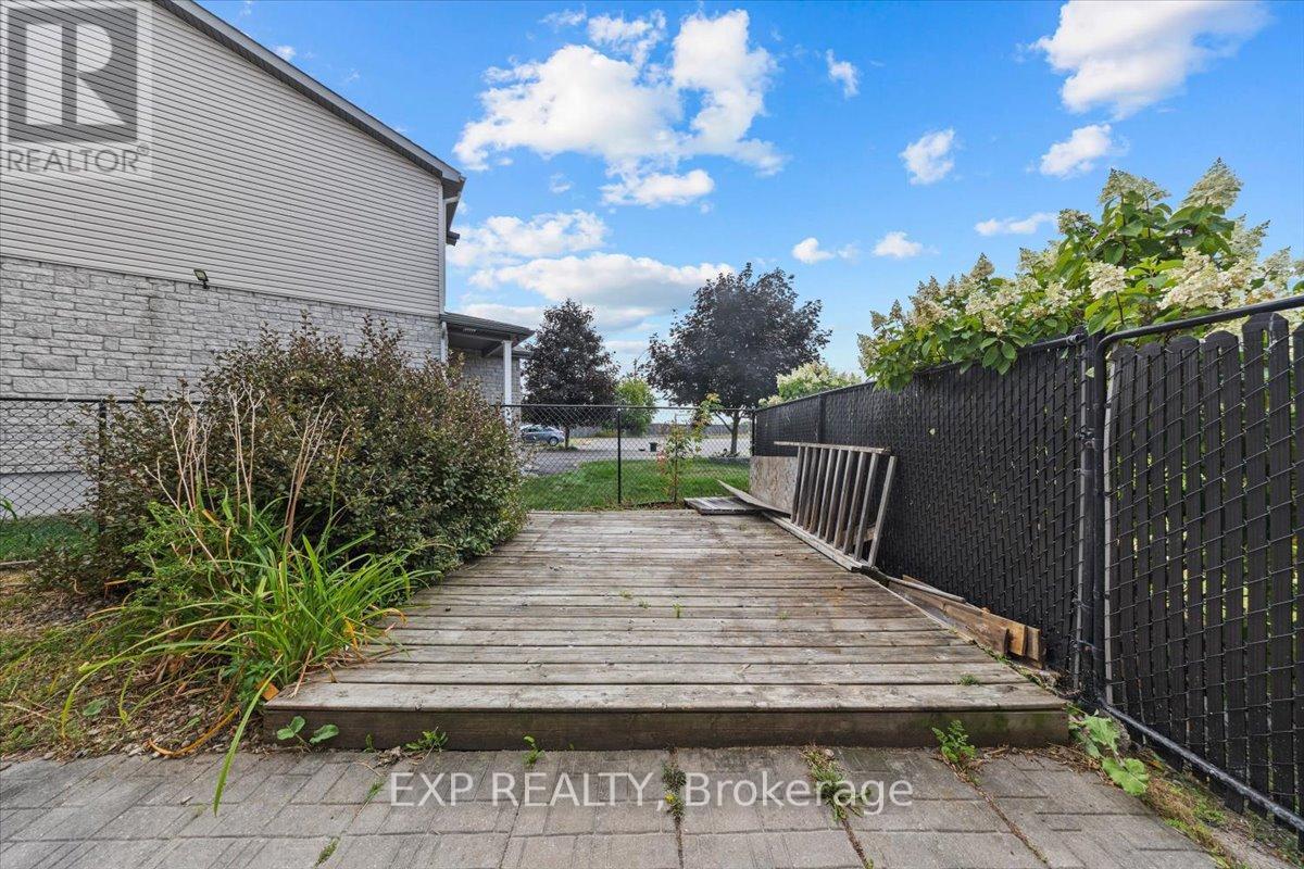 Notably sized side yard - 12 John Findlay Terrace, Arnprior, ON - Outdoor