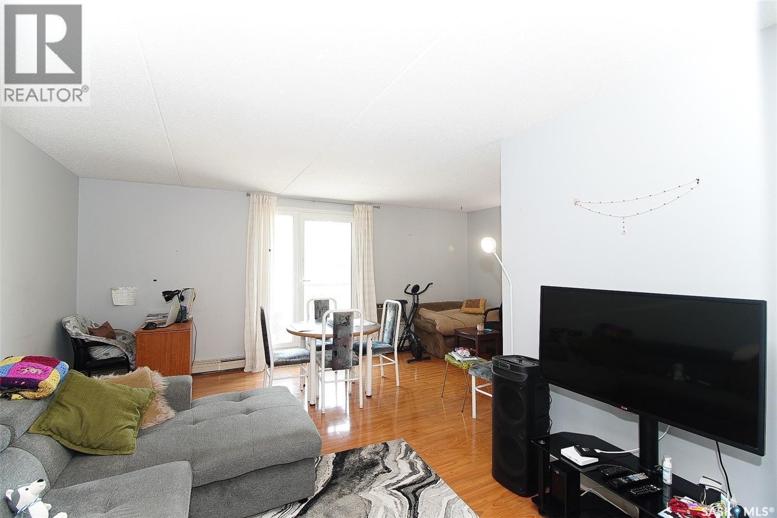 34 39 Centennial Street, Regina, SK - Indoor Photo Showing Living Room