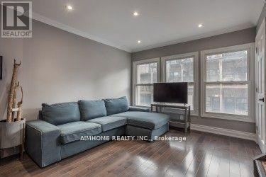 Th#2 - 360 R Dundas Street E, Toronto, ON - Indoor Photo Showing Living Room