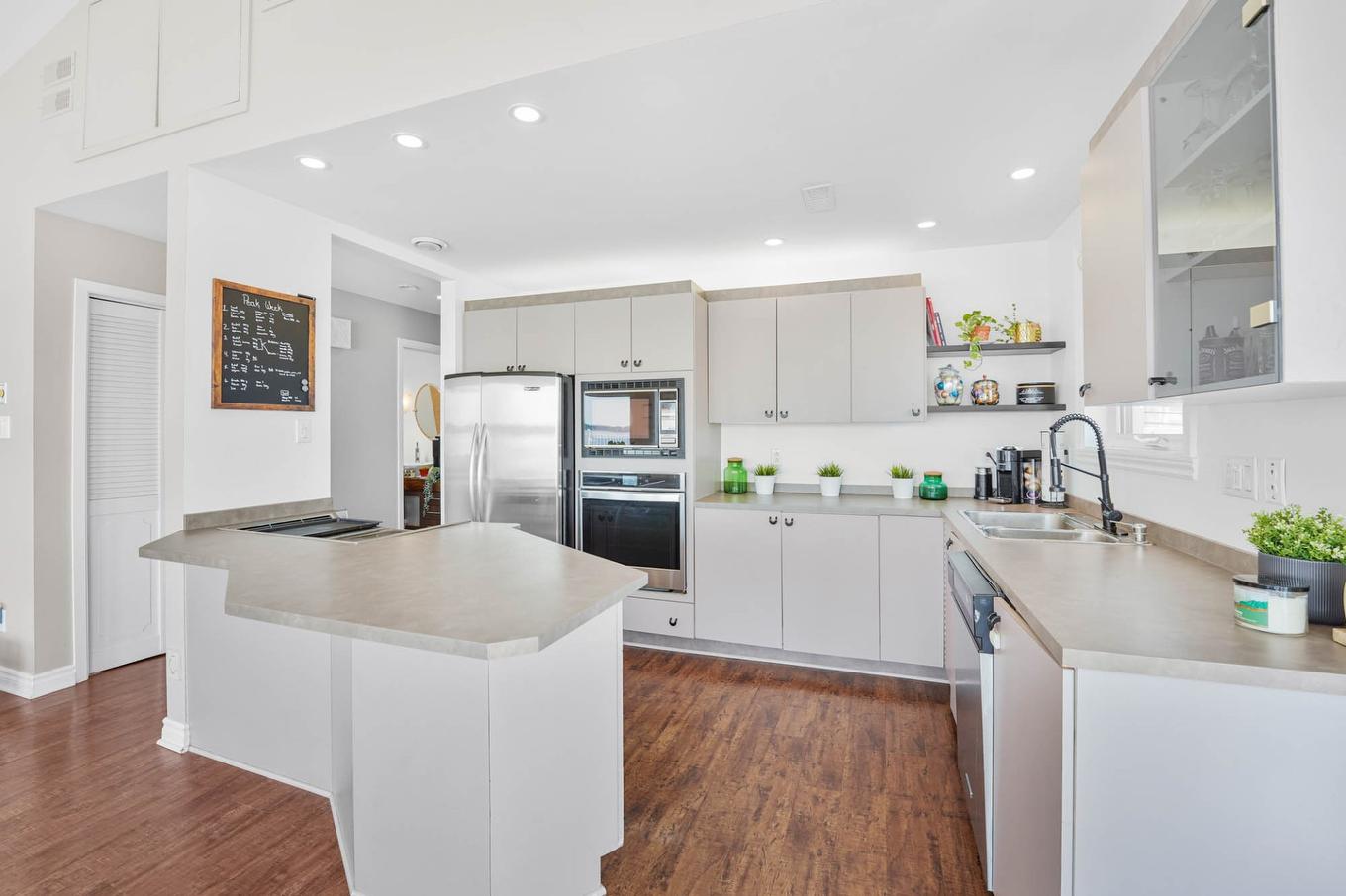 Kitchen - 1058 - 1060 Rue Notre-Dame, Saint-Sulpice, QC - Indoor Photo Showing Kitchen With Double Sink With Upgraded Kitchen